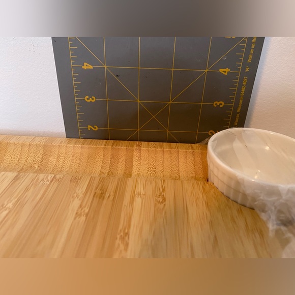 Smirly bamboo cheeseboard with ramekins and cheese knives - Picture 8 of 10